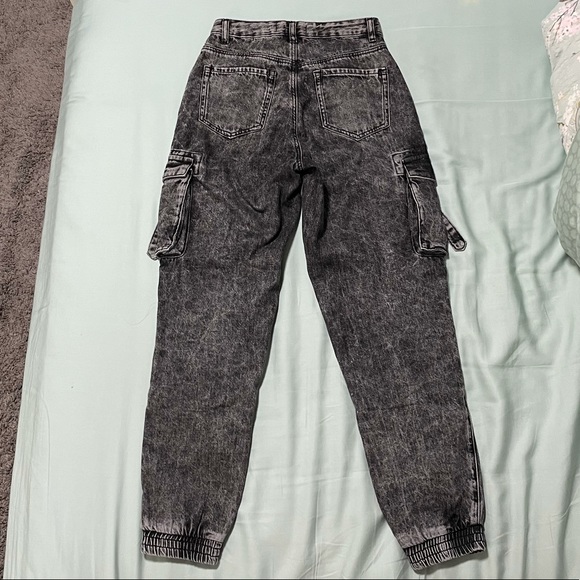 **SOLD** Garage Cargo Jogger Jeans
Size 00 - Picture 3 of 4
